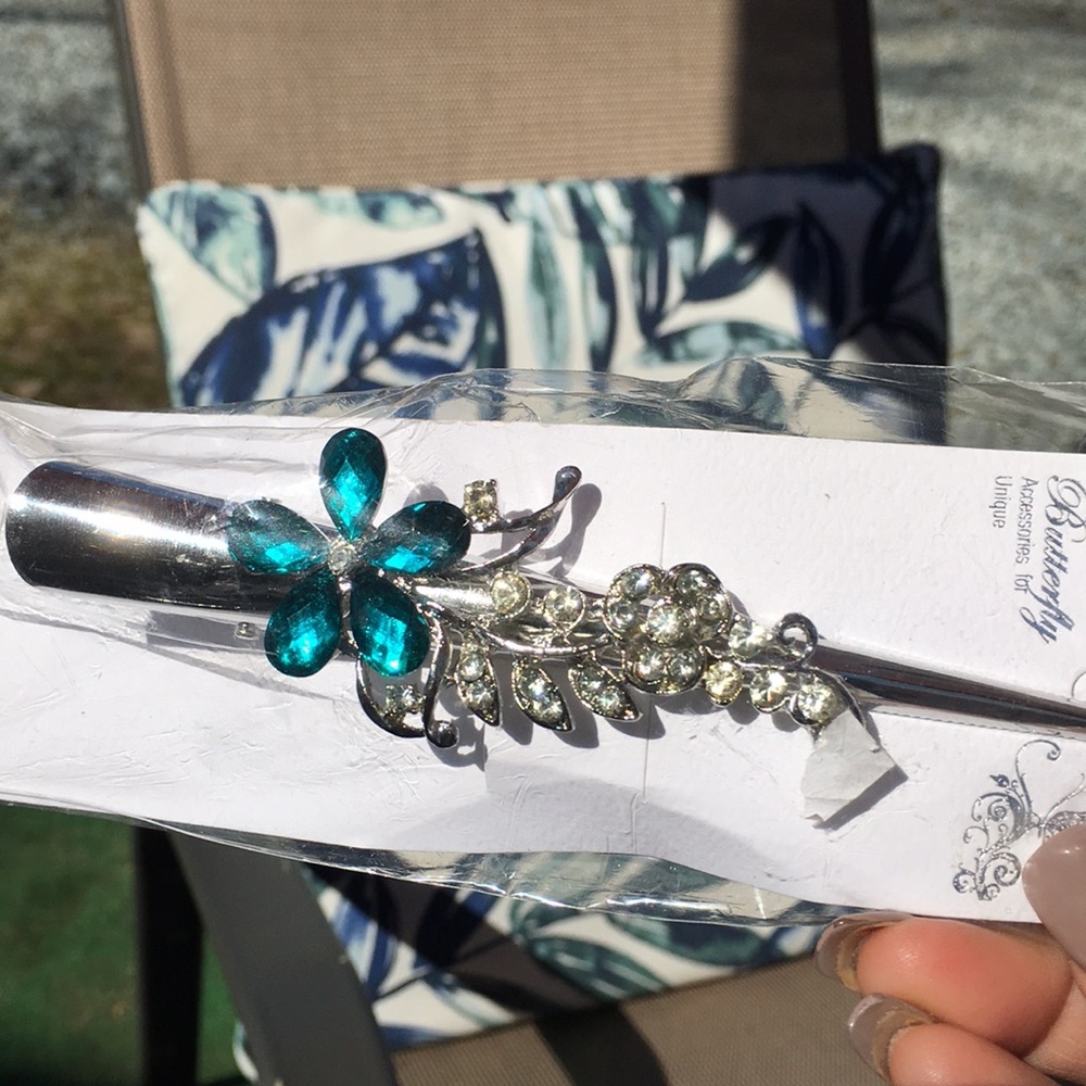 Butterfly Hair Accessory 3/20 - Picture 2 of 3